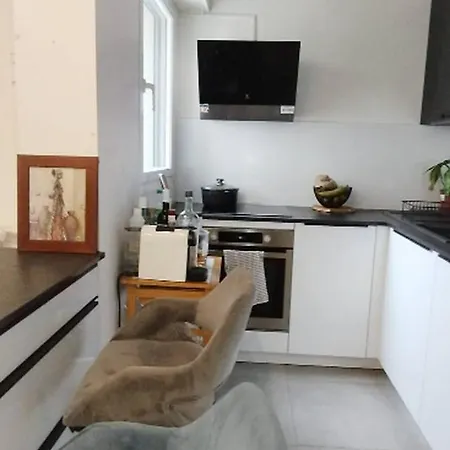 Elegant Warm 2 Bedroom In The 15th District Of Apartment *